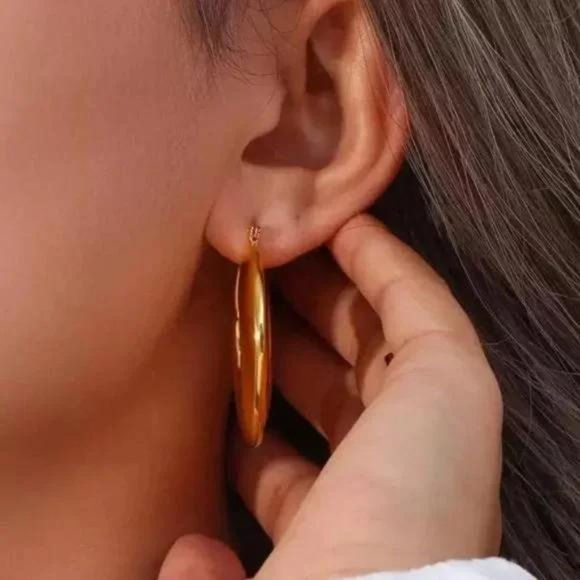 NEW HOLLOW HOOP 18K GOLD EARRINGS, BEAUTIFUL EARRINGS, CUTE EARRINGS. - Picture 4 of 7